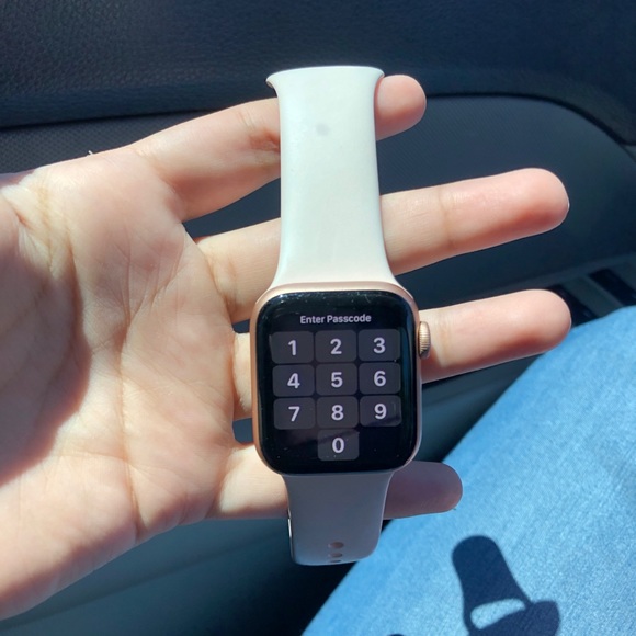 Rose Gold Series 4 Apple Watch - Picture 2 of 5